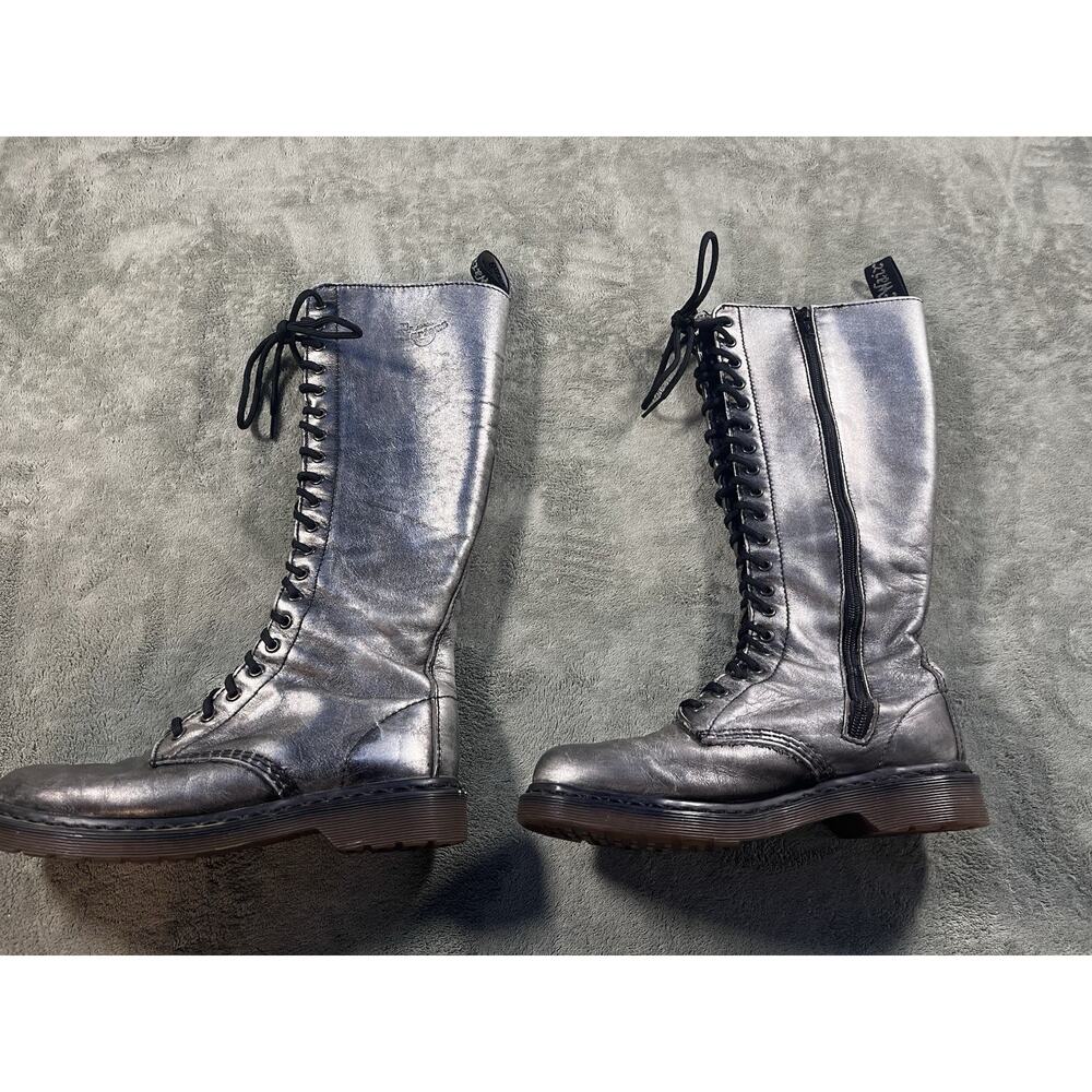 Dr Martens 1B60 20 Eye Tall Boots Women’s 9 Silver Metallic Leather Side Zip
